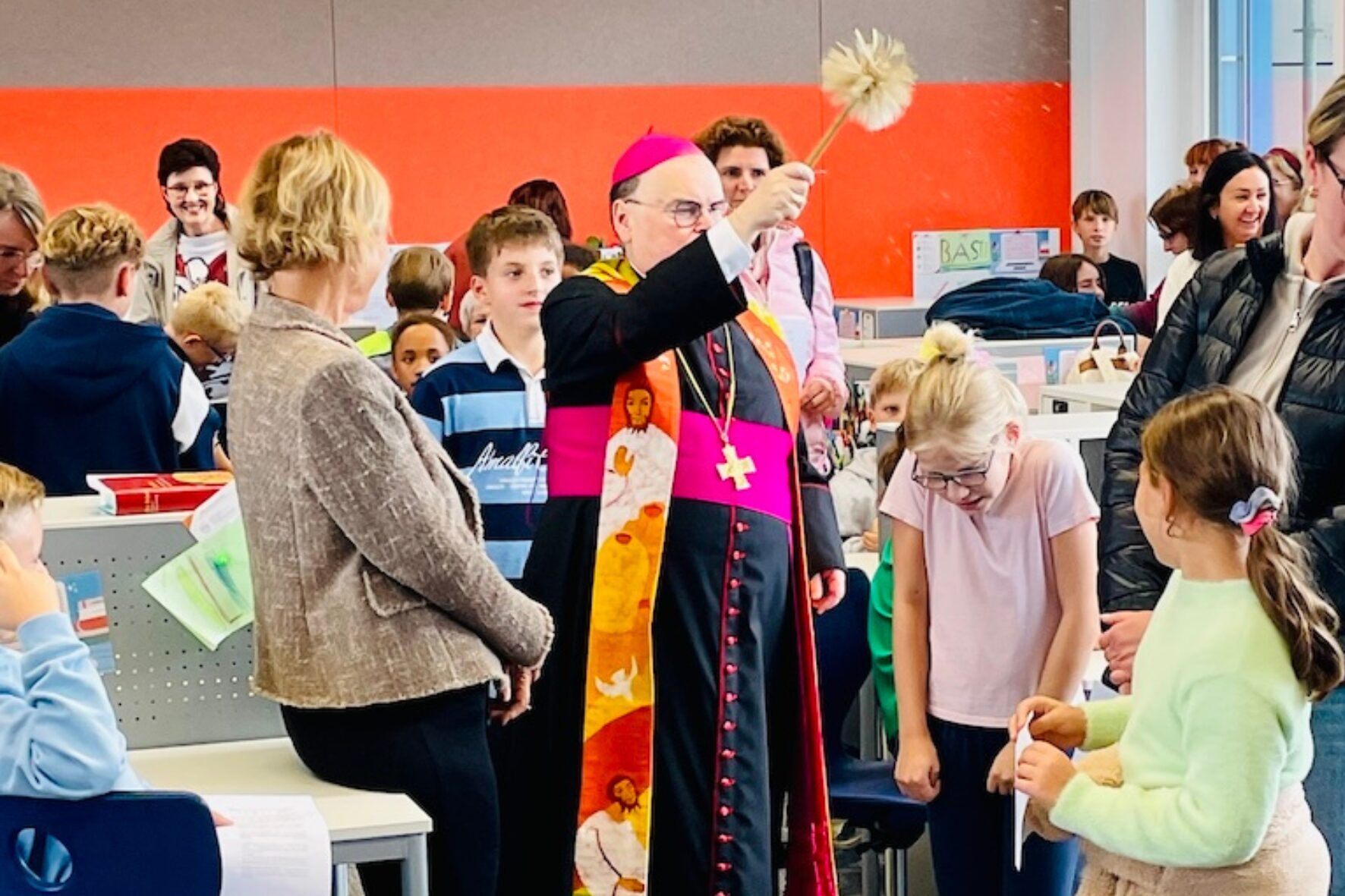 Bischof Bertram Meier segnet die neuen ULI-Räume der Bischof-Ulrich-Realschule Augsburg