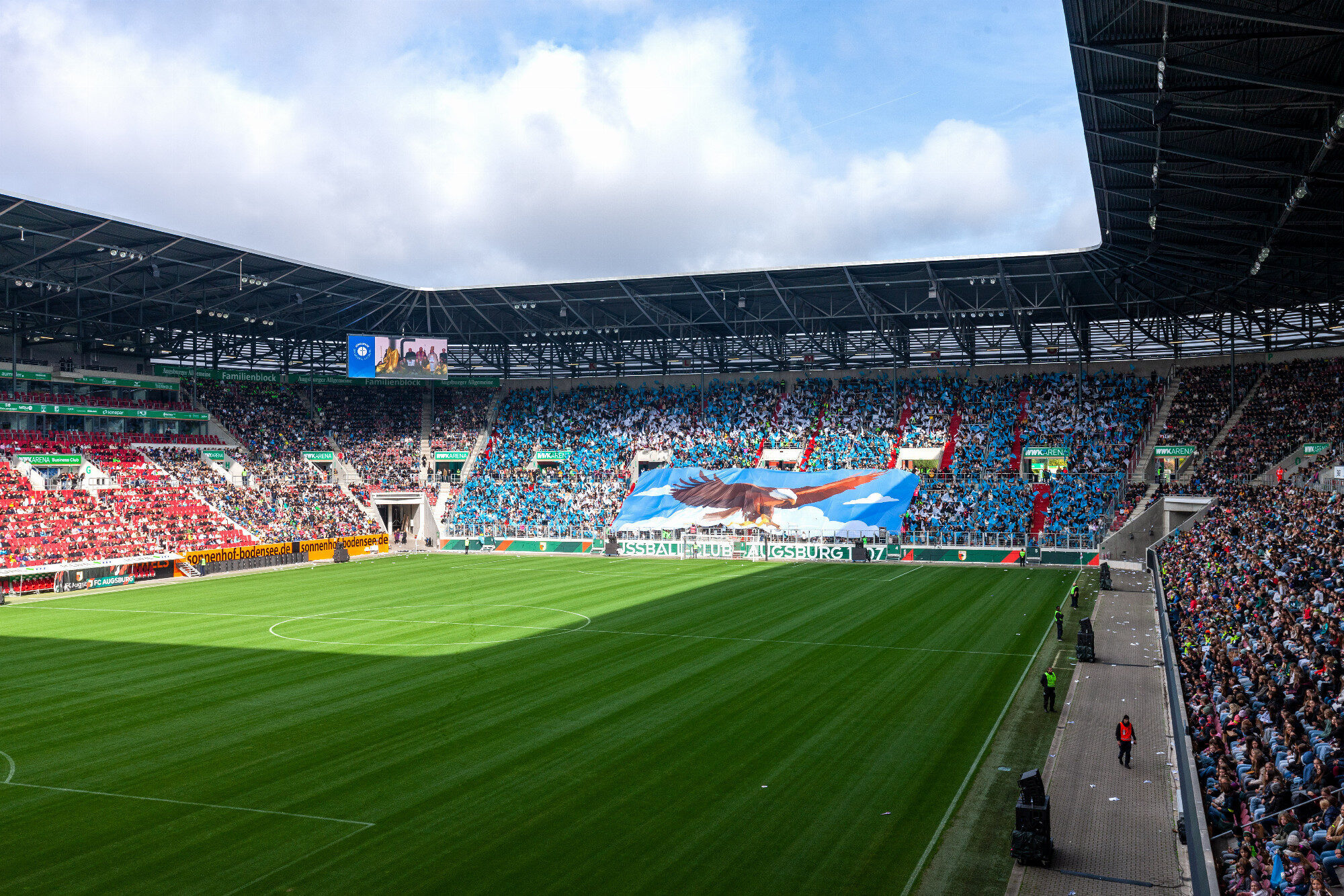 Voller Stadionblick mit Adler-Choreo auf der Tribüne, WWK Arena Augsburg / Schulwerk