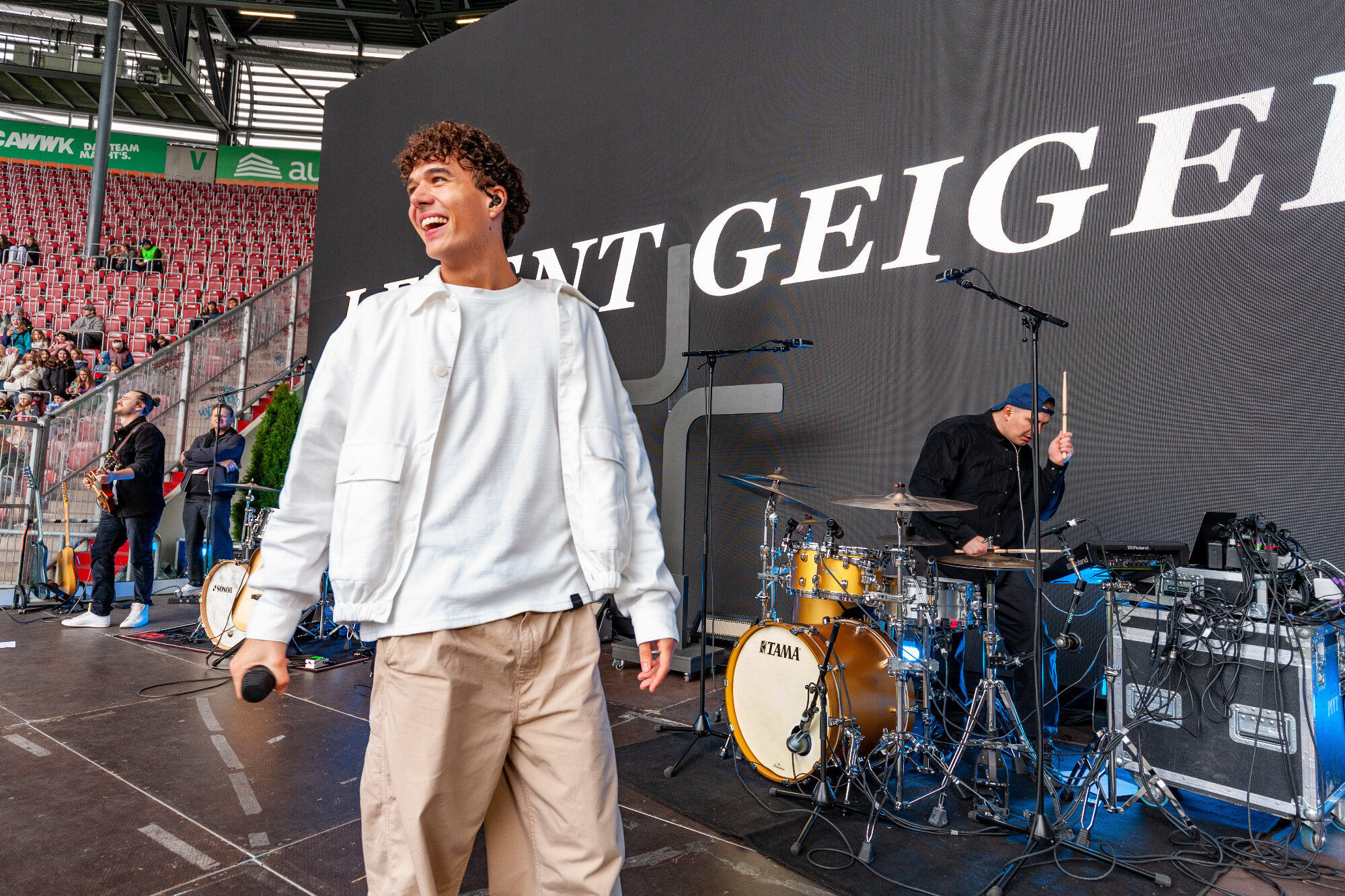 Levent Geiger im weißen Jacket vor seiner Band, WWK Arena Augsburg / Schulwerk