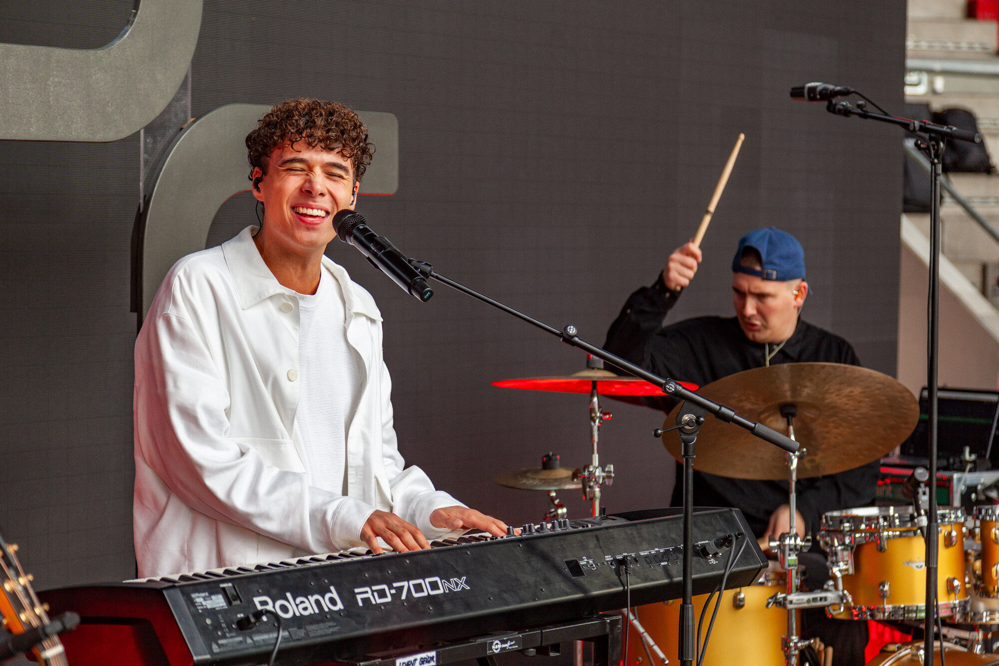 Levent Geiger am Flügel mit Drummer im Hintergrund, WWK Arena Augsburg / Schulwerk