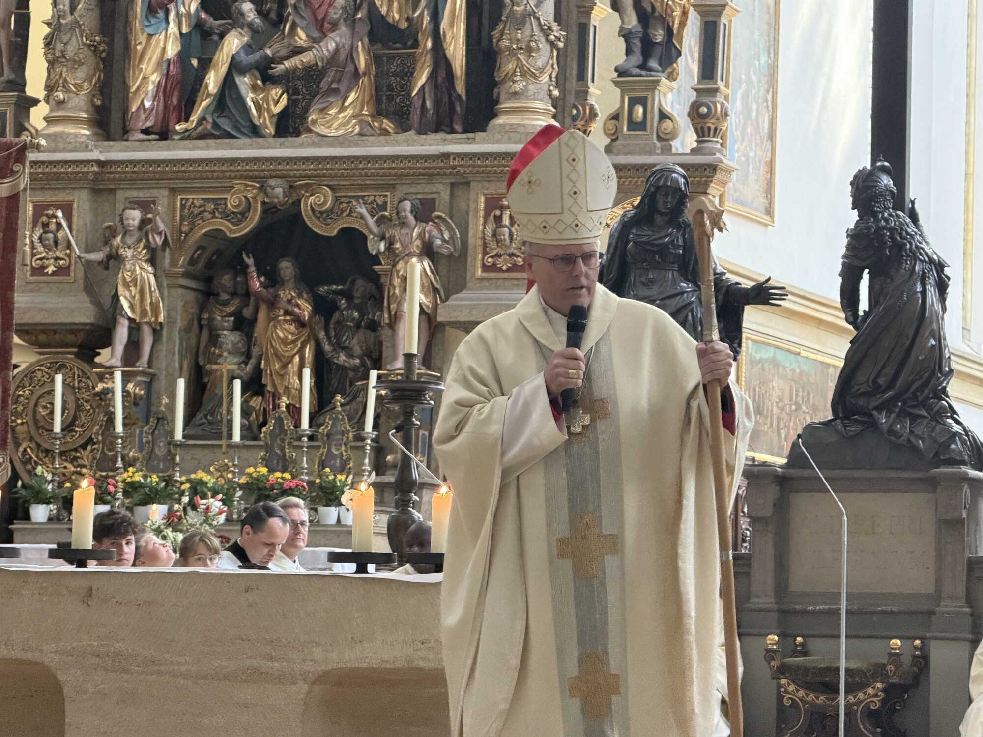 Weihbischof Florian Wörner predigt beim Pontifikalamt der Ulrichswoche in Augsburg