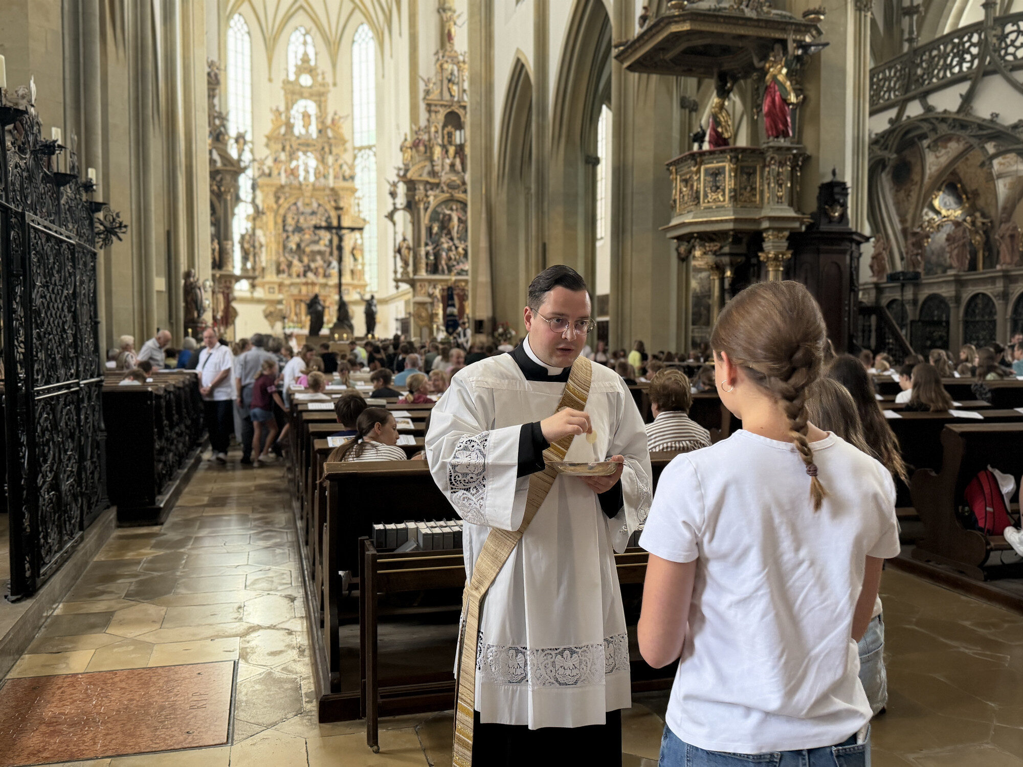 Kommunion während des Pontifikalamts der Ulrichswoche in Augsburg
