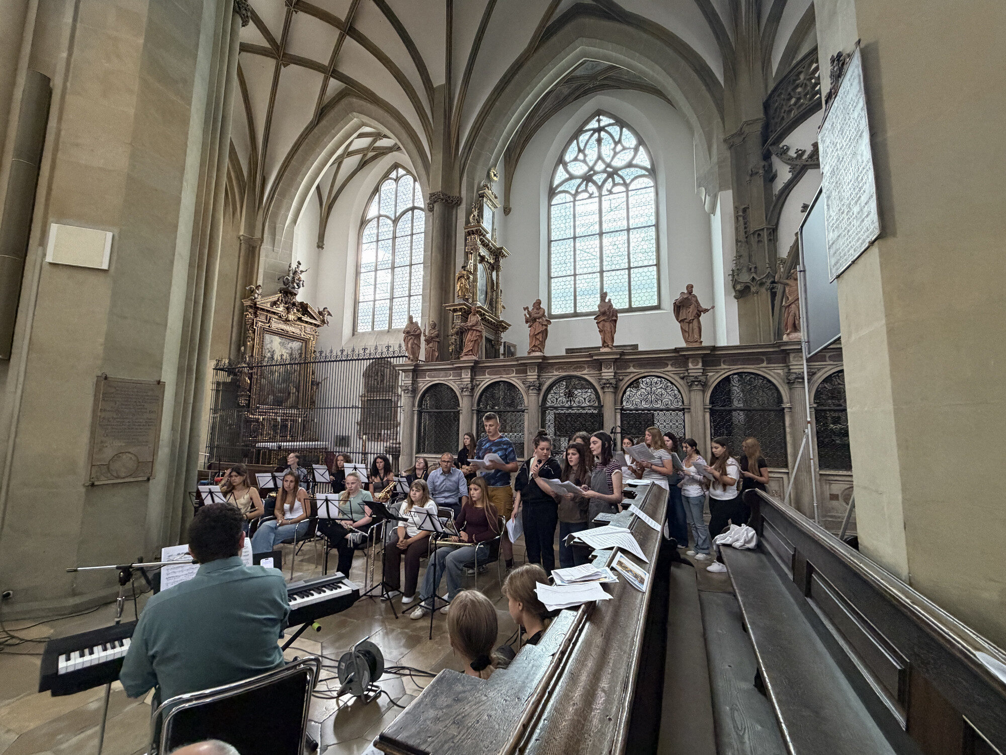 Schülerchor und Orchester beim Pontifikalamt der Ulrichswoche in Augsburg