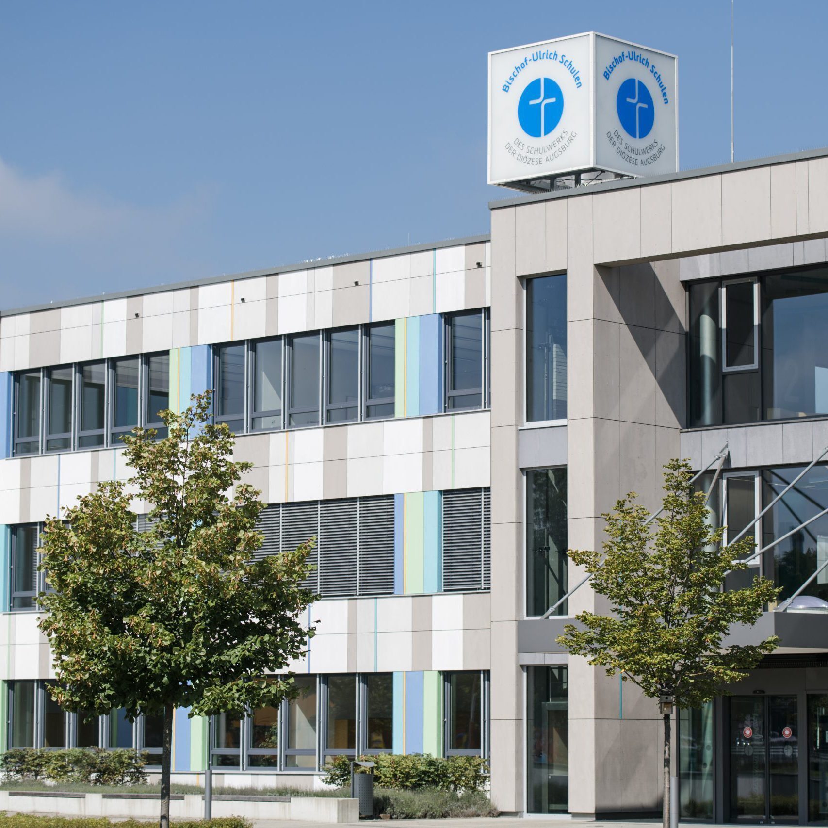 Eingang der Bischof-Ulrich-Realschule Augsburg, Sommestraße 59