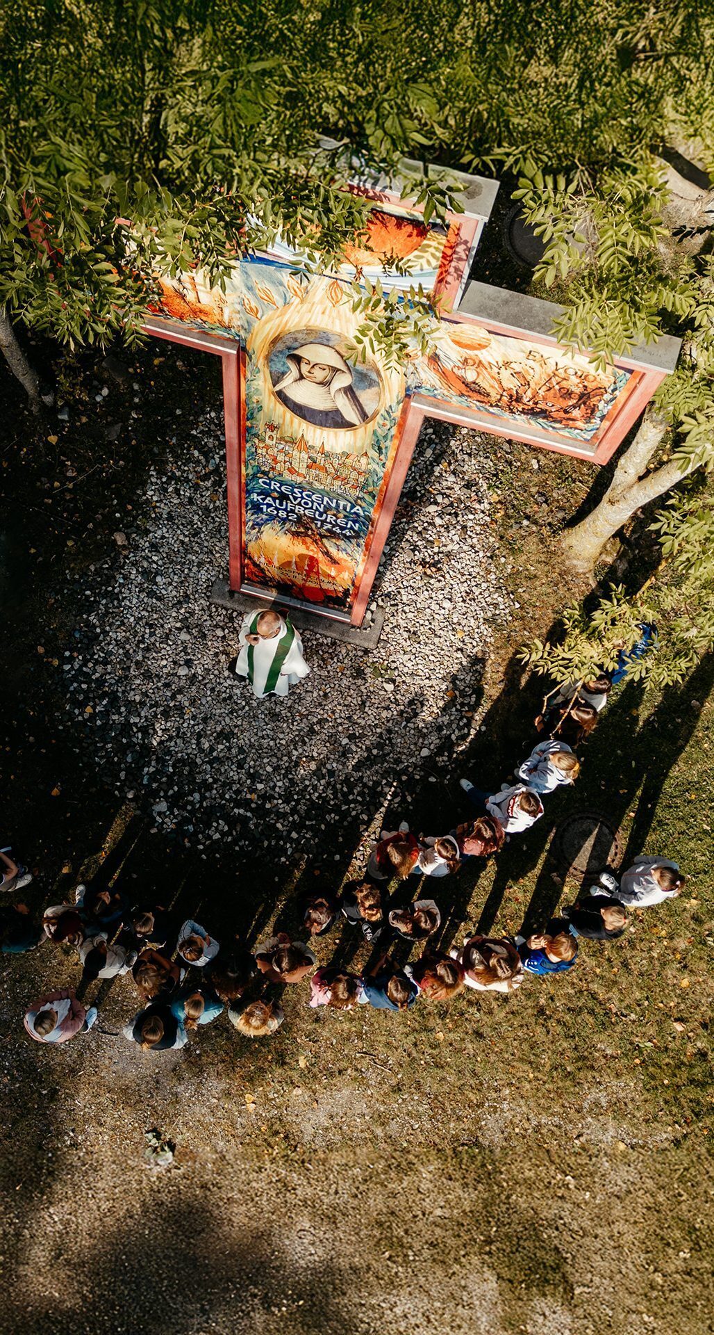 Klasse beim Gottesdienst im Freien mit Kreuz, Bischof-Ulrich-Realschule Augsburg