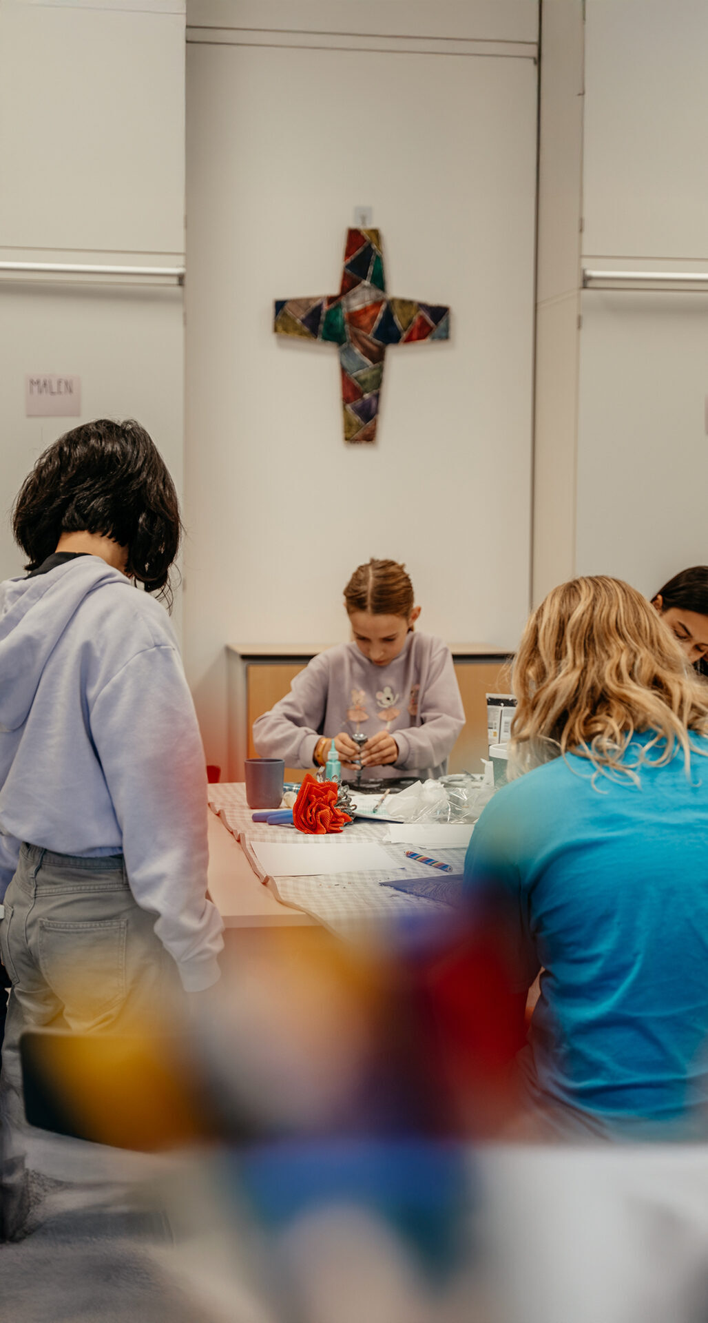Schülerinnen gestalten ein Kreuz im Kunstunterricht, Bischof-Ulrich-Realschule Augsburg