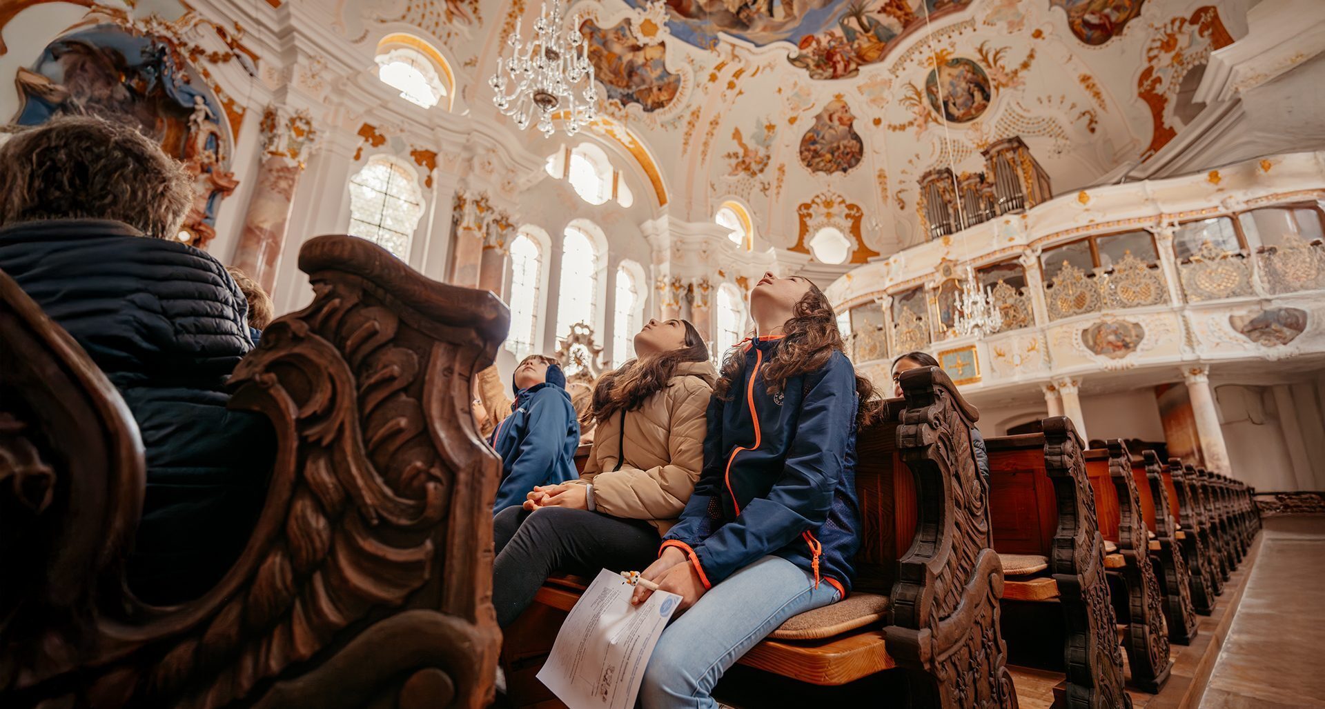 Schülerinnen und Schüler in der Kirche, Bischof-Ulrich-Realschule Augsburg