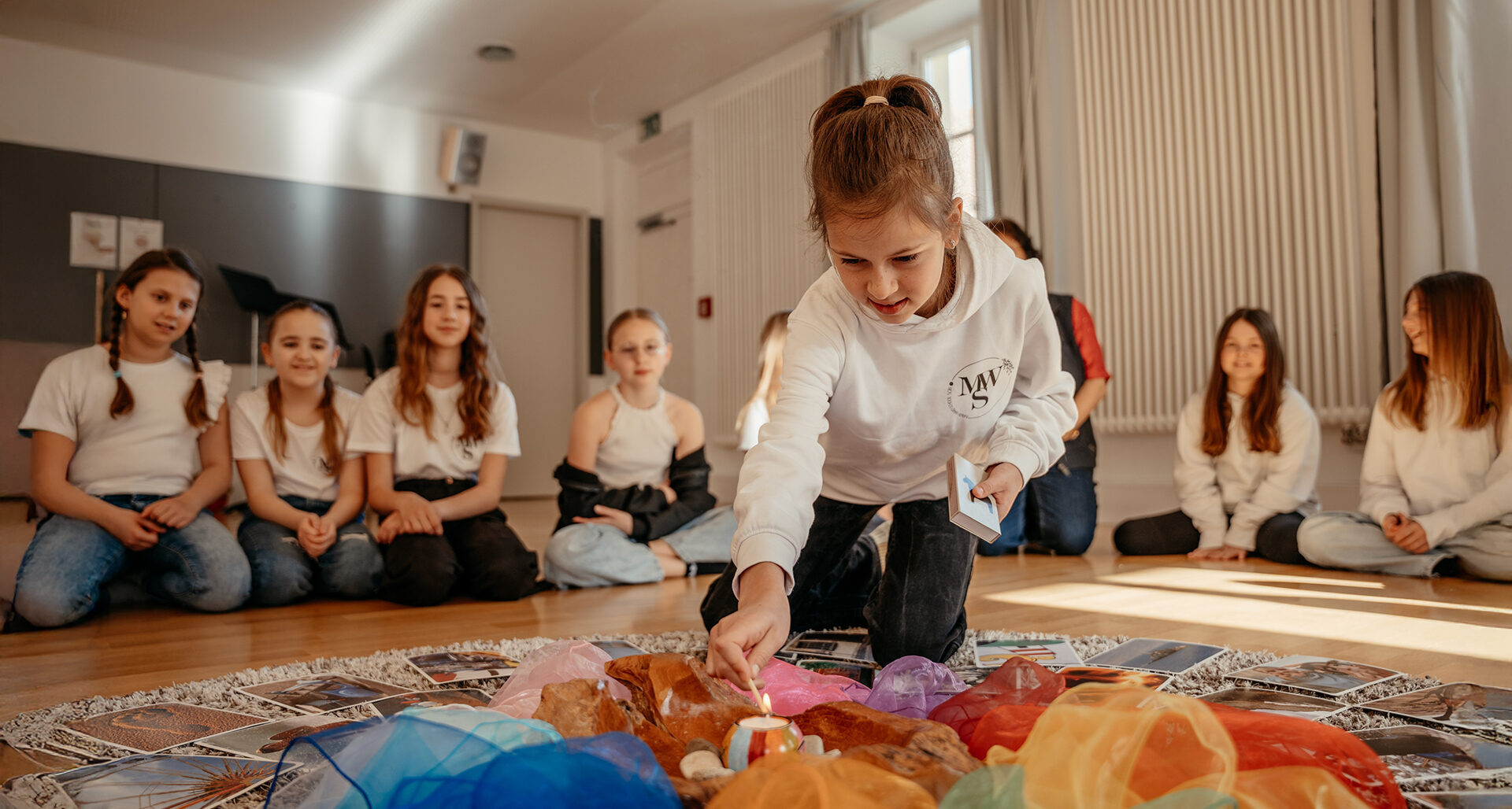 Schülerinnen und Schüler im Morgenkreis mit Kerze, Bischof-Ulrich-Realschule Augsburg
