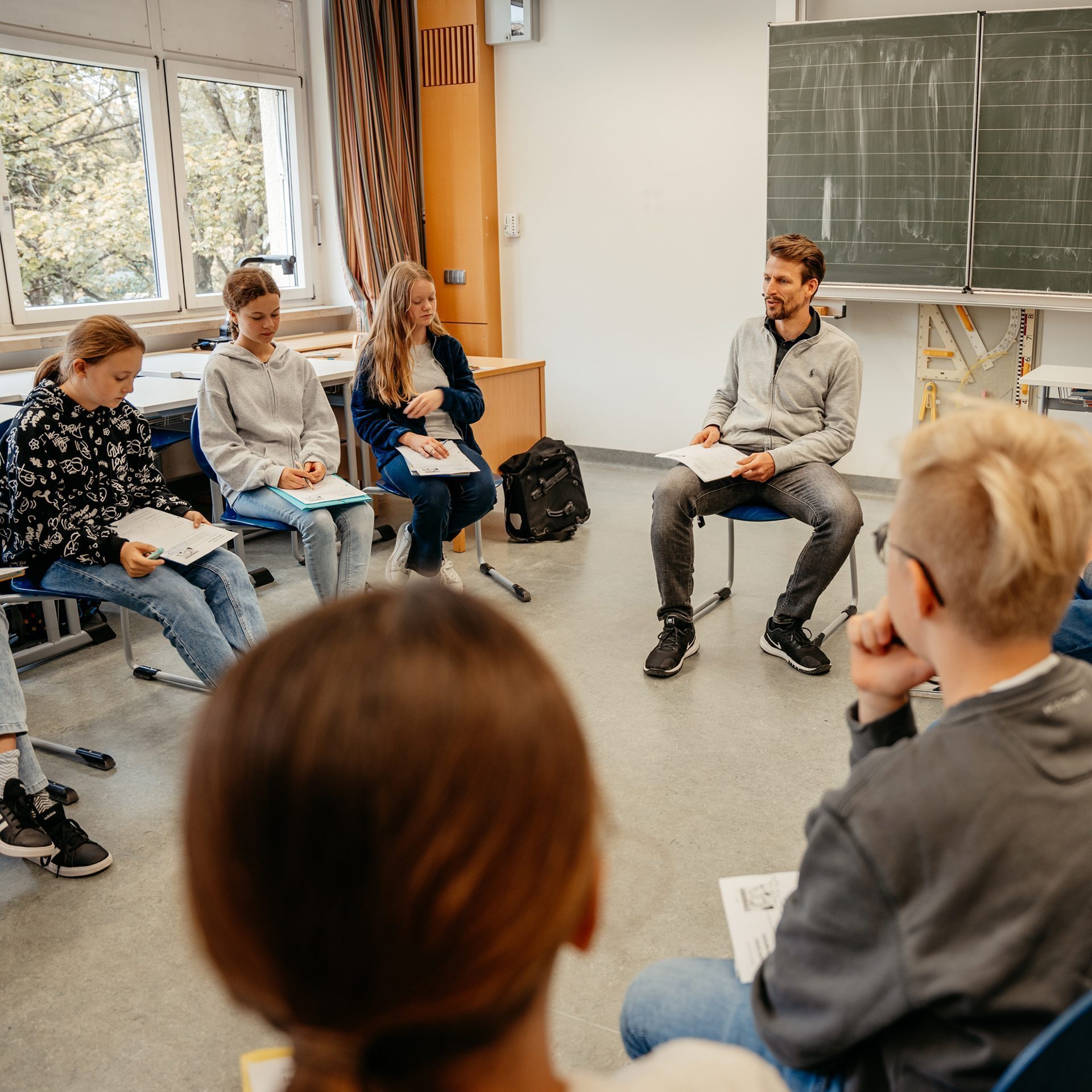 Klasse im Kreisgespräch im Unterricht, Bischof-Ulrich-Realschule Augsburg