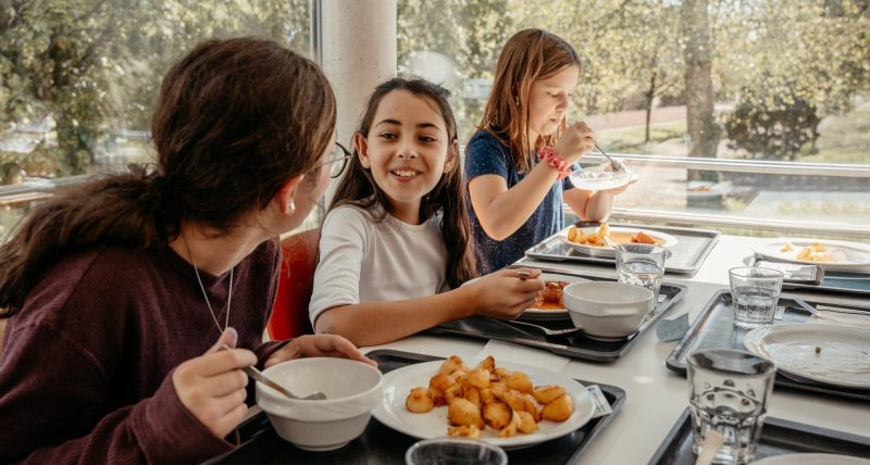 Schülerinnen beim Mittagessen in der Mensa der Bischof-Ulrich-Realschule Augsburg